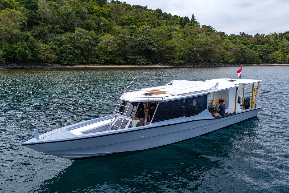Coral Eye Resort snorkel boat