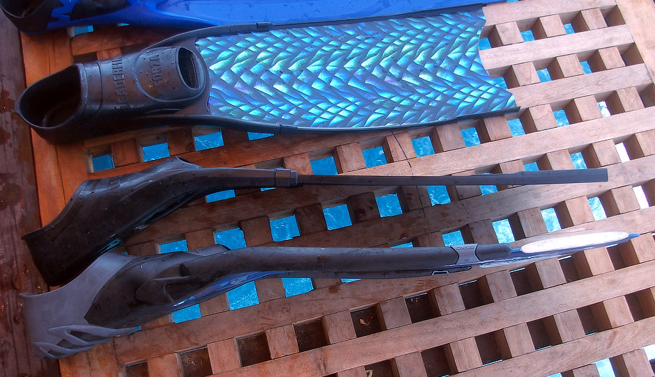 Side view blade angle of short freediving fins